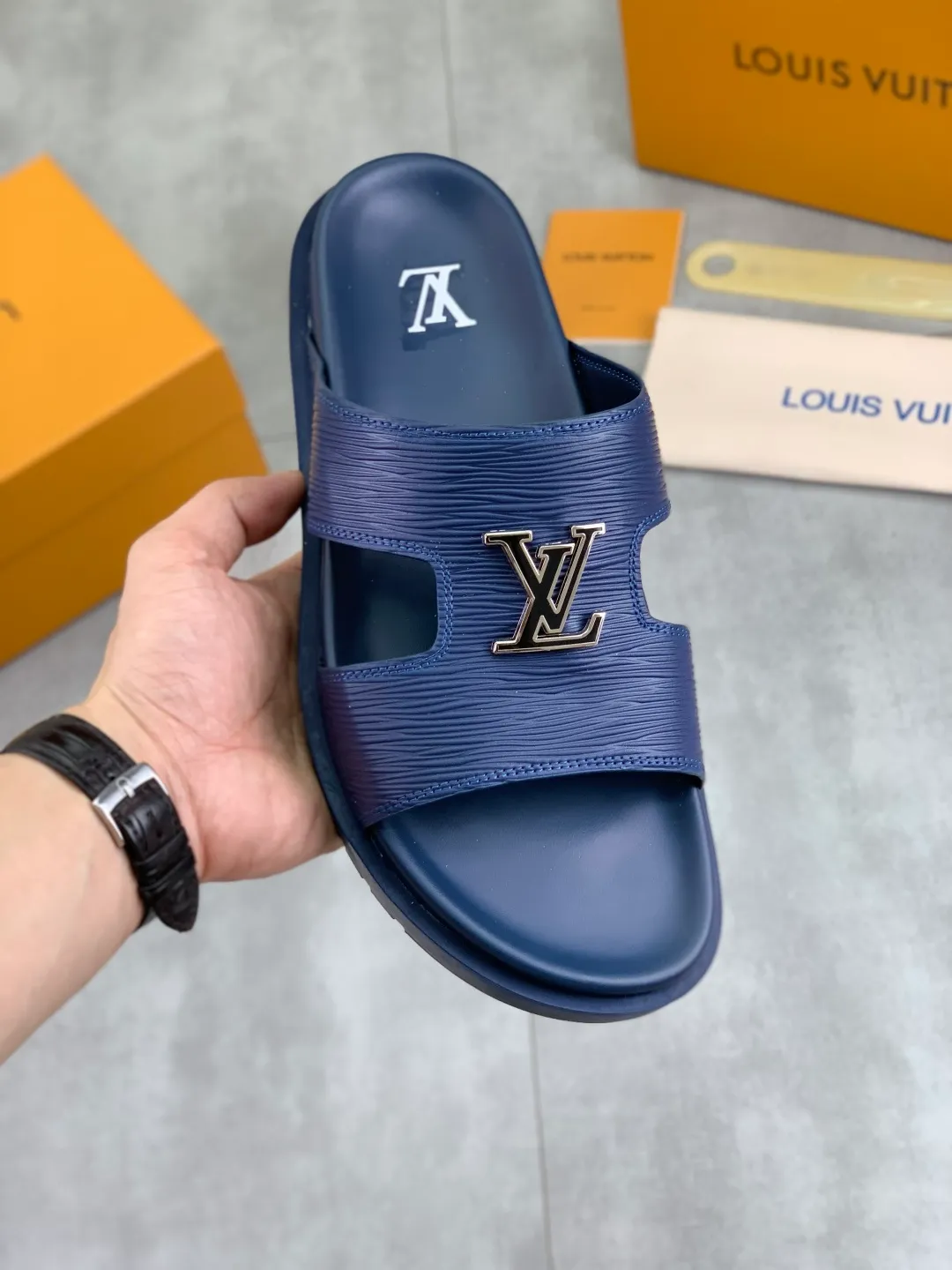 Men's shoes 💰P300💰【New style】🆘 Original quality 【LOUIS VUITTON】The popular Louis Vuitton LV men's slippers on the official website are on sale simultaneously! Original fabric imported from Italy, original factory special supply, code number: 38-44 (45 customized), many colors available